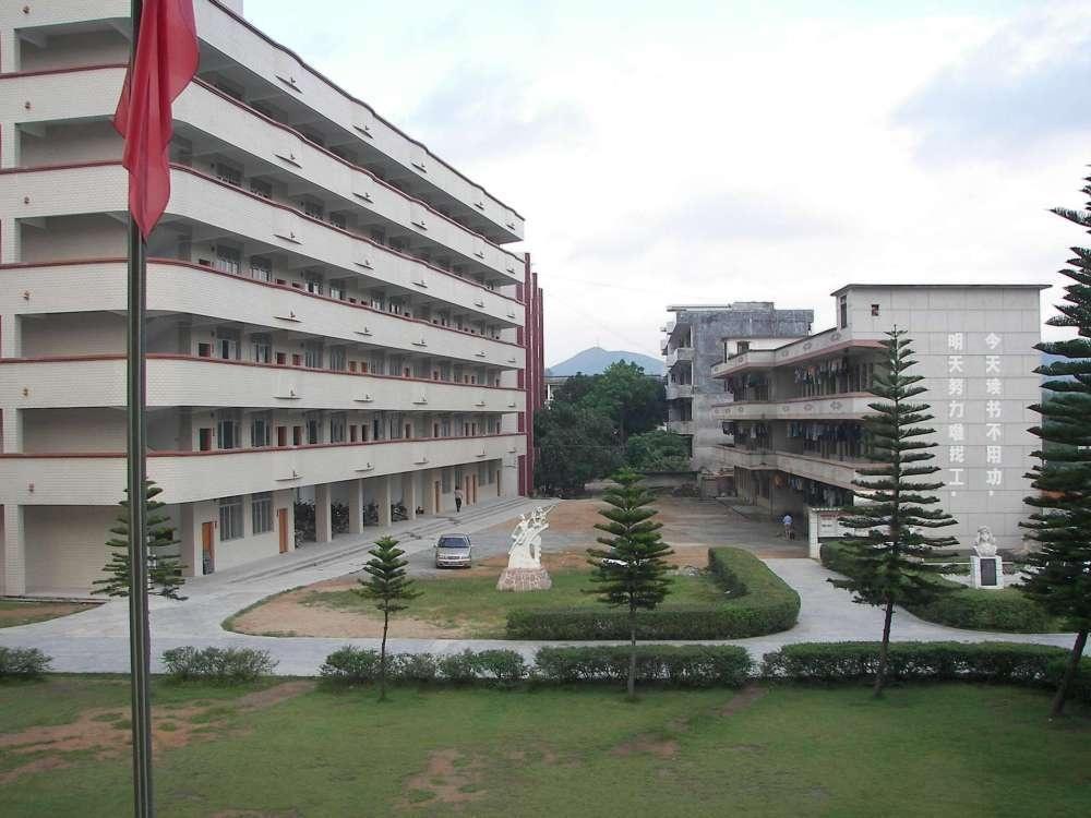 信宜白石中學(xué) 信宜白石中學(xué)